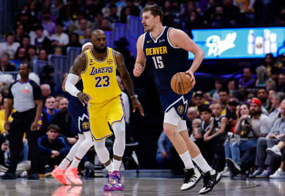 詹姆斯评约基奇：全能巨兽 竭尽所能让其打得艰难