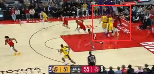 东契奇认为被犯规 和詹姆斯同时看向裁判 KD已下快攻!