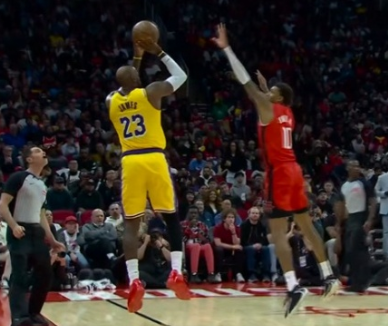 詹姆斯内外开花连续拿分 帮助湖人止住颓势