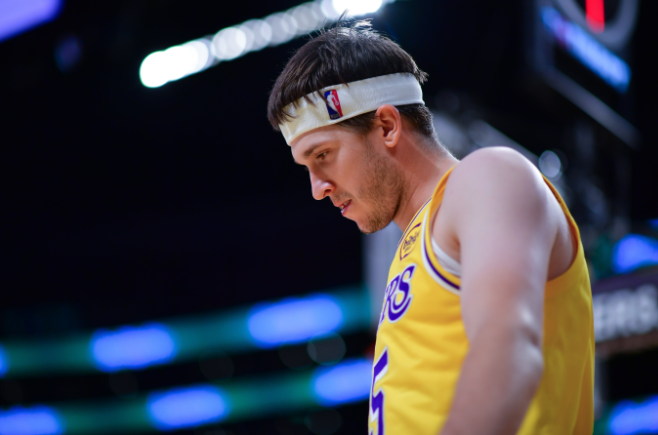 里夫斯上半场10中3&三分4中0 仅得8分2板3助