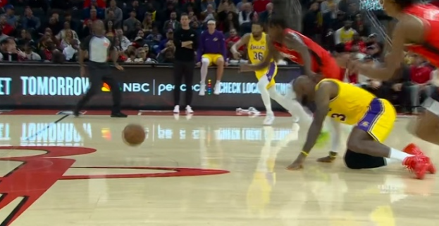 东契奇丢球 老詹刹车没刹住倒地了 火箭笑纳快攻扣篮