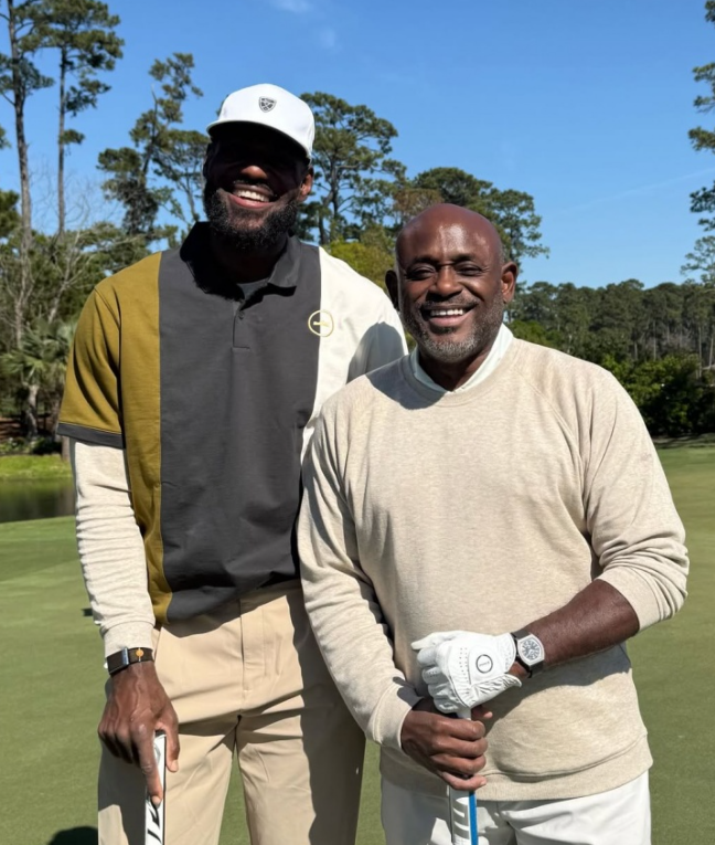 詹姆斯今日与朋友在休斯敦打高尔夫