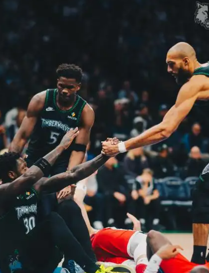 杰伦-格林低效坑惨太阳，关键数据印证胜负魔咒