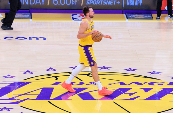 雷迪克盛赞东契奇 防守进攻双在线