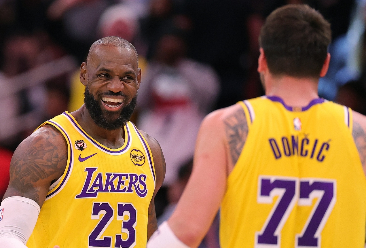 湖人8连胜擒热火 詹姆斯谈三巨头磨合