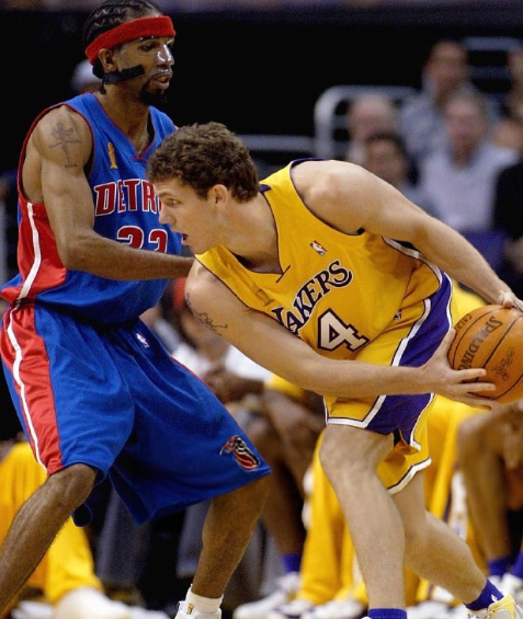 湖人110-113惜败活塞，东契奇低效空砍引热议