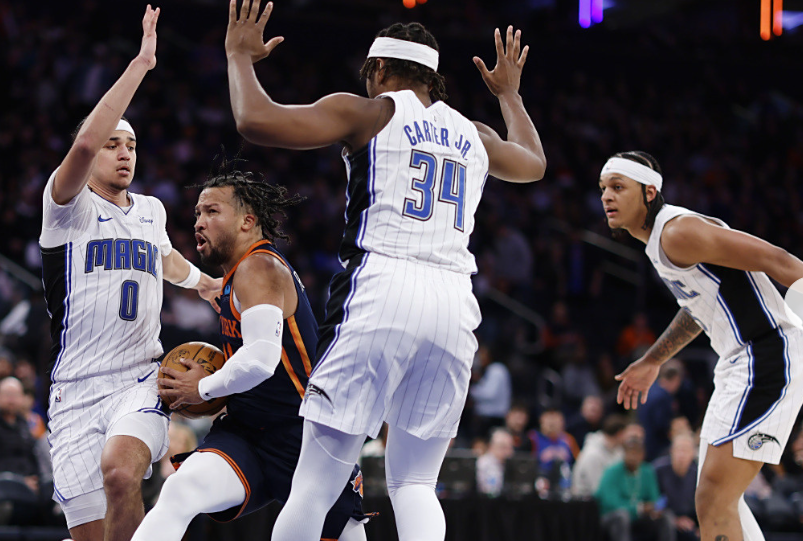 今天NBA常规赛骑士主场对阵魔术的比赛已经结束。全场战罢，骑士以136-131战胜魔术。  本场比赛，骑士球员多诺万-米切尔出战34分钟，22投14中，其中三分球7投3中，罚球11投11中，得到42分