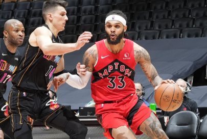 猛龙振翅欲破鹈鹕防线