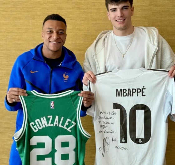 姆巴佩与冈萨雷斯交换球衣