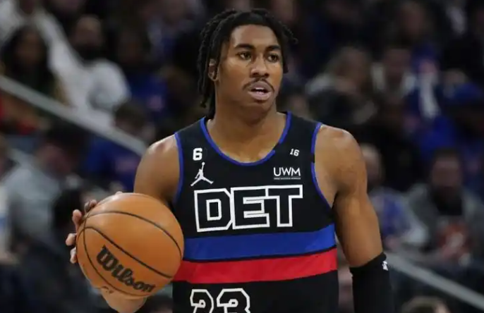 言论风波与康复争议：公牛裁掉杰登 - 艾维，24 岁后卫社媒直播喊冤