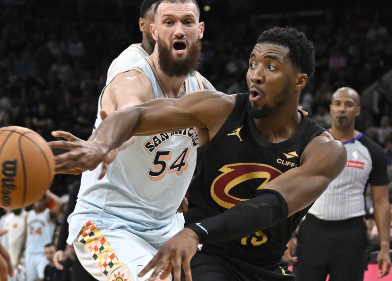 7 次 40 + 超越 GDP + 伦纳德！文班亚马改写马刺队史，22 岁天赋碾压传奇