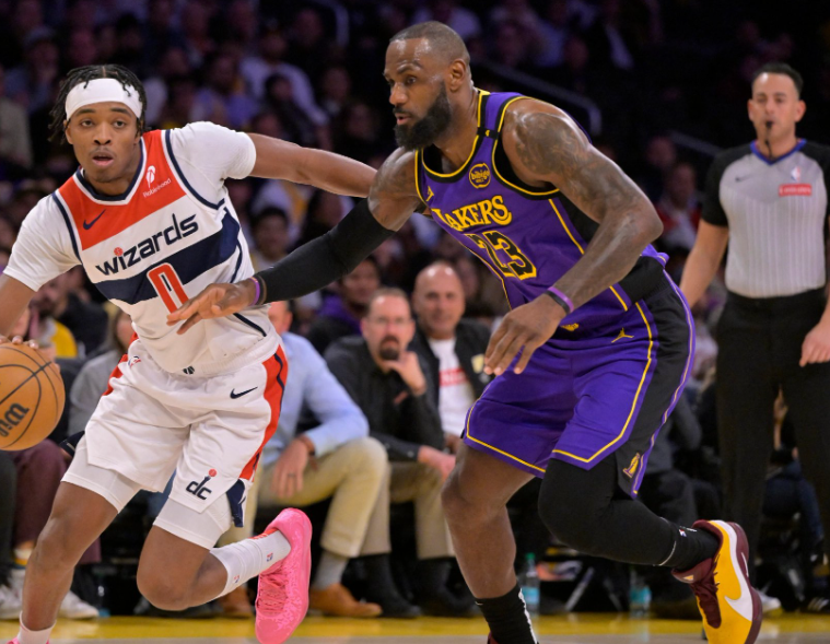 慢热开局仍显价值！里夫斯5中0却献4助 湖人首节暂陷被动