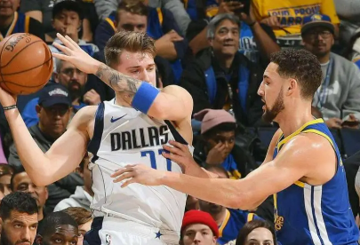 独行侠逆境突围：东契奇率队冲击季后赛关键战