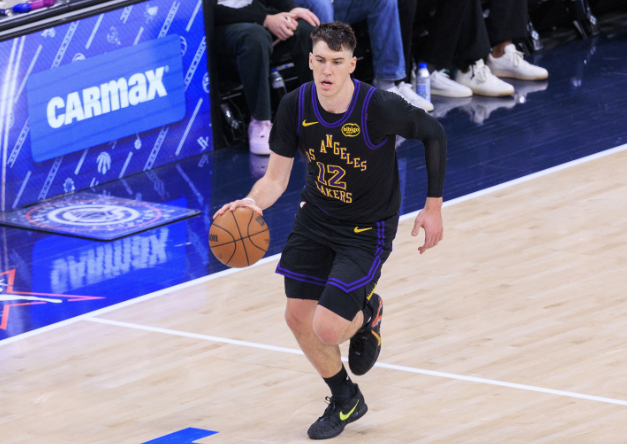 湖人半场领先12分 拉拉维亚隔扣惊艳全场