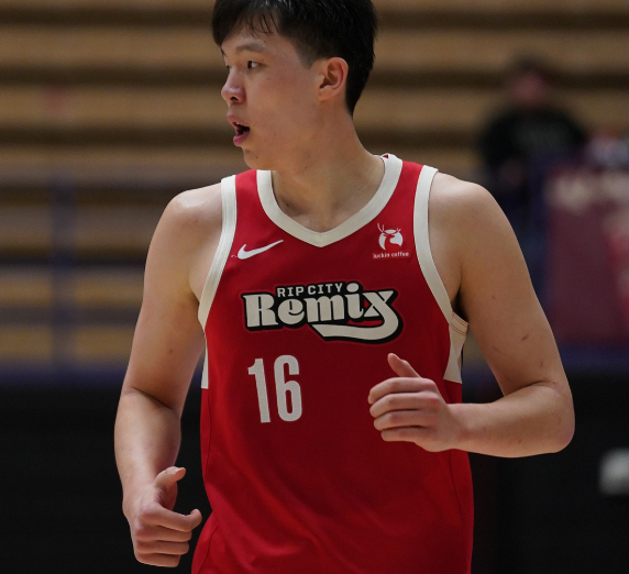杨瀚森半场表现平淡，混音暂落后墨西哥城队长