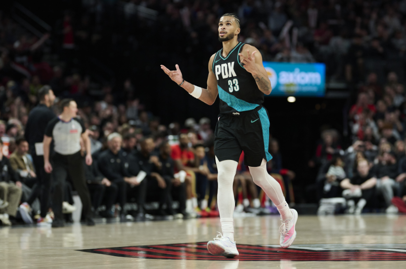 火力凶猛！卡马拉16中10&三分13中8砍30分，末节4犯离场