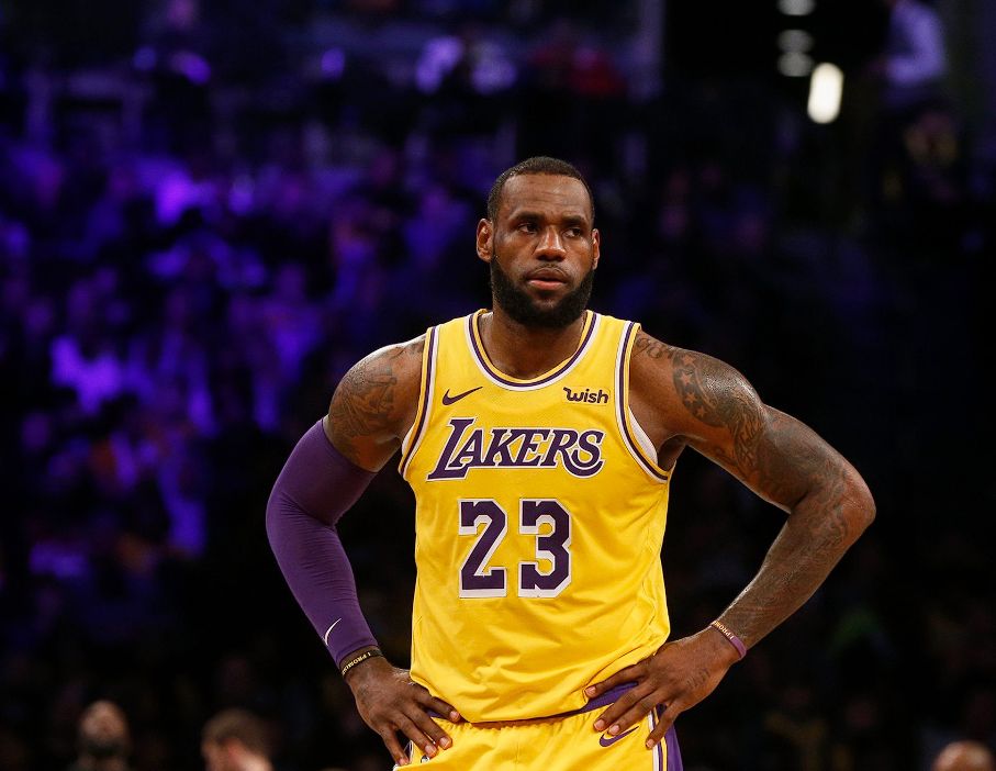 NBA季后赛湖人雷霆对决：詹姆斯首节火力全开创历史纪录