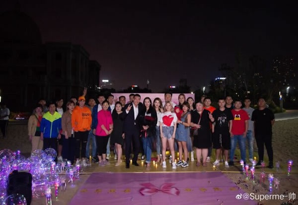 难以防守！文班在三分线附近启动三步上篮，轻盈挑篮得分～